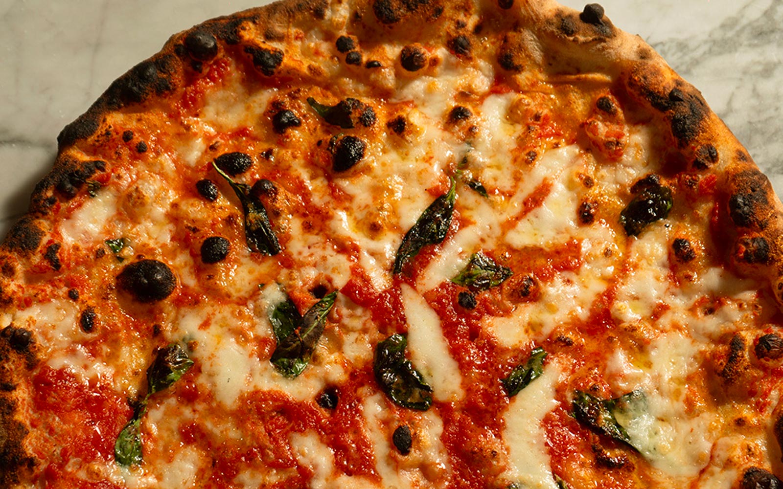 Pizza napoletana da Nando's a San Cipriano D'Aversa.